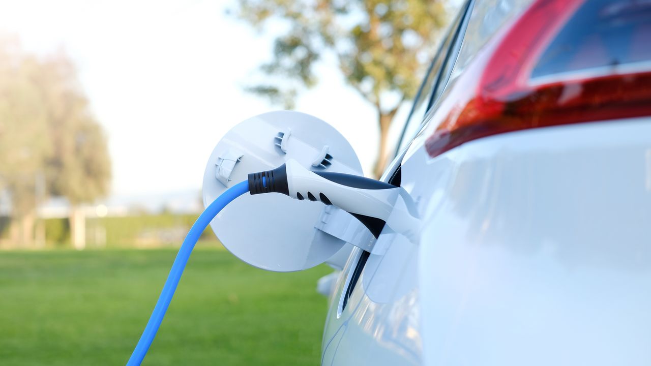Elbilsladdning: Laddningsprotokoll och hemmaladdning