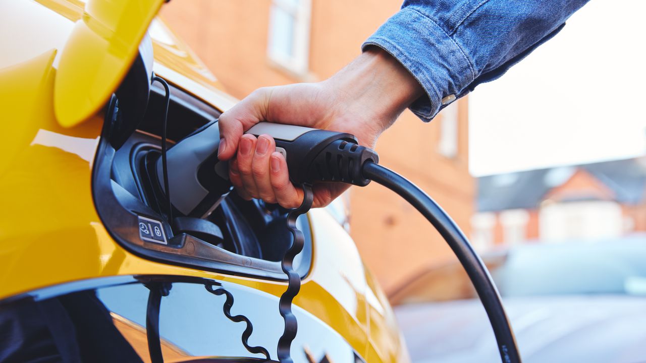 Schemaläggning av laddstationer för elbilar och prissättning
