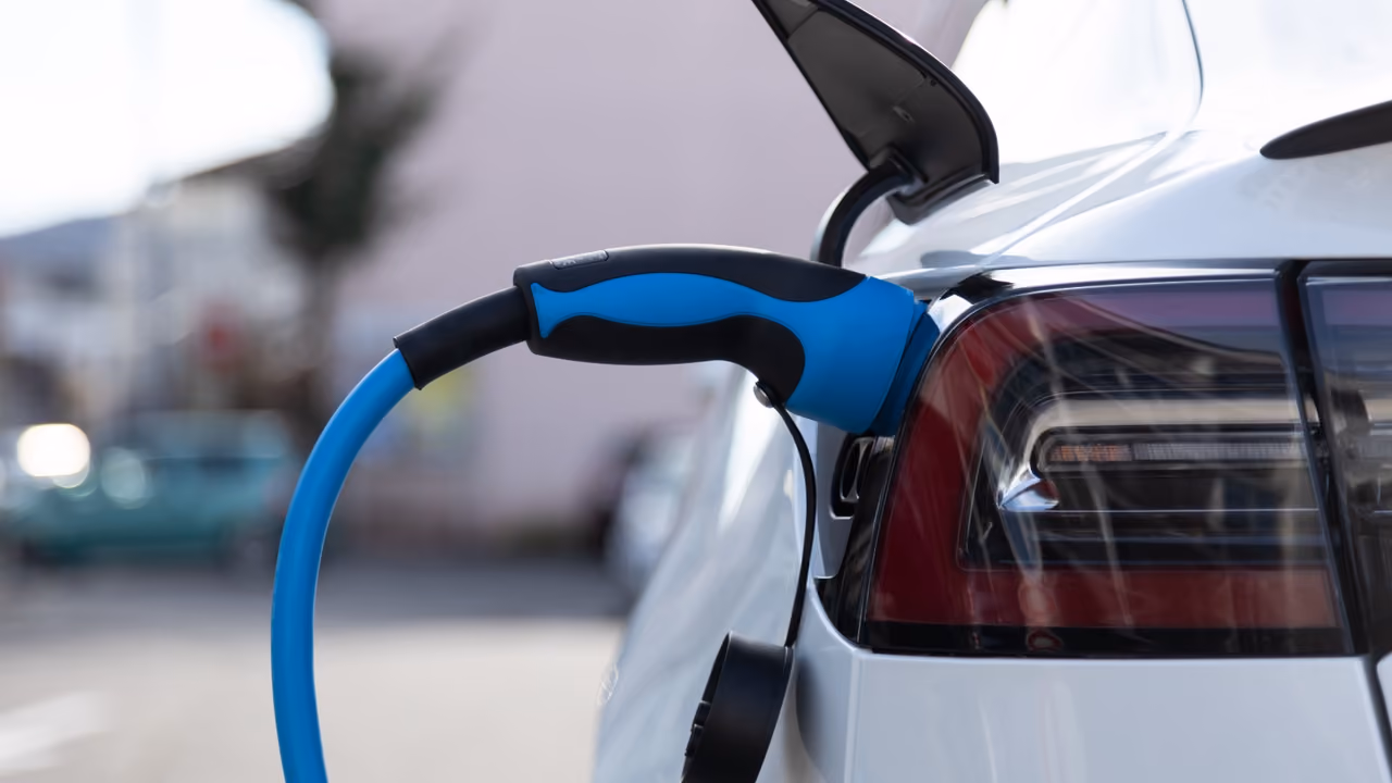 Ladda elbilen med egen solenergi